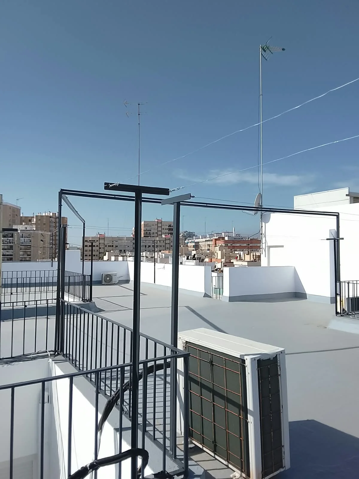 Azotea y cubierta de edificio con trabajos de acondicionamiento