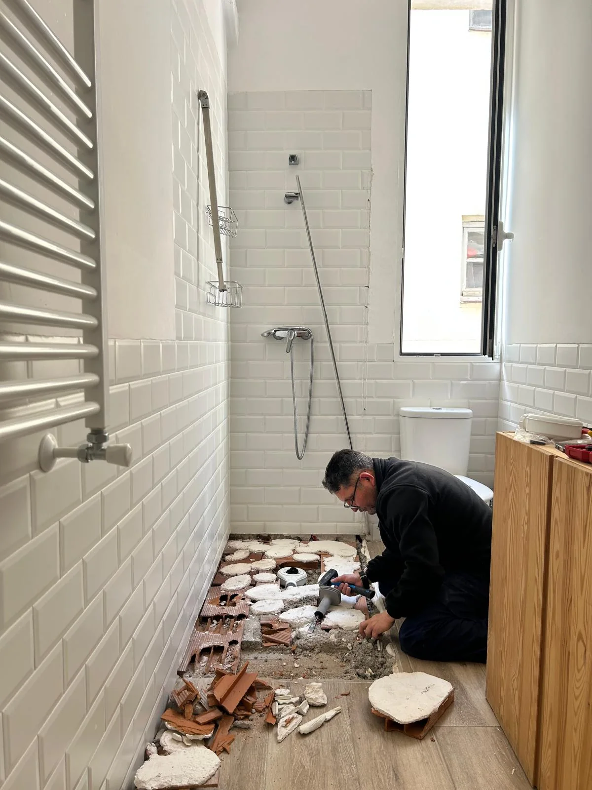 Operario de mantenimiento realizando una reparación en un baño