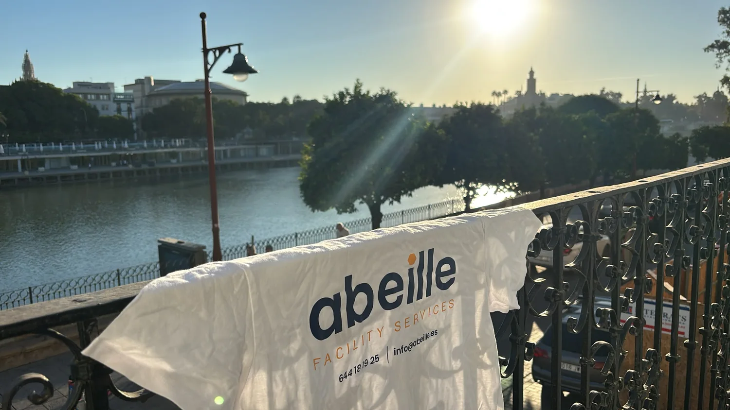 Imagen corporativa de Abeille junto al Guadalquivir